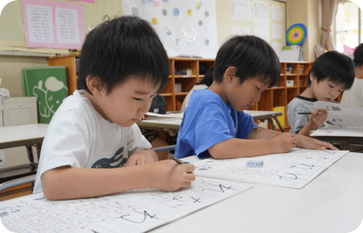 文字を書いている園児たち