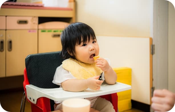 おやつを食べている園児