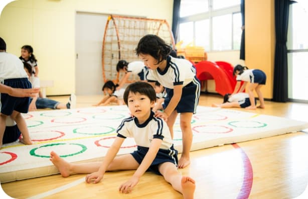 行事を楽しんでいる園児の様子