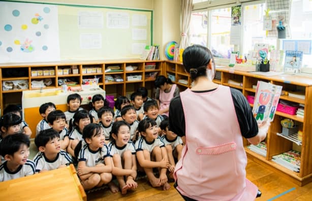 保育士のお話を聞いている園児たちの様子