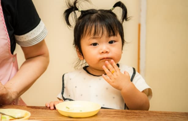 おやつを食べている園児