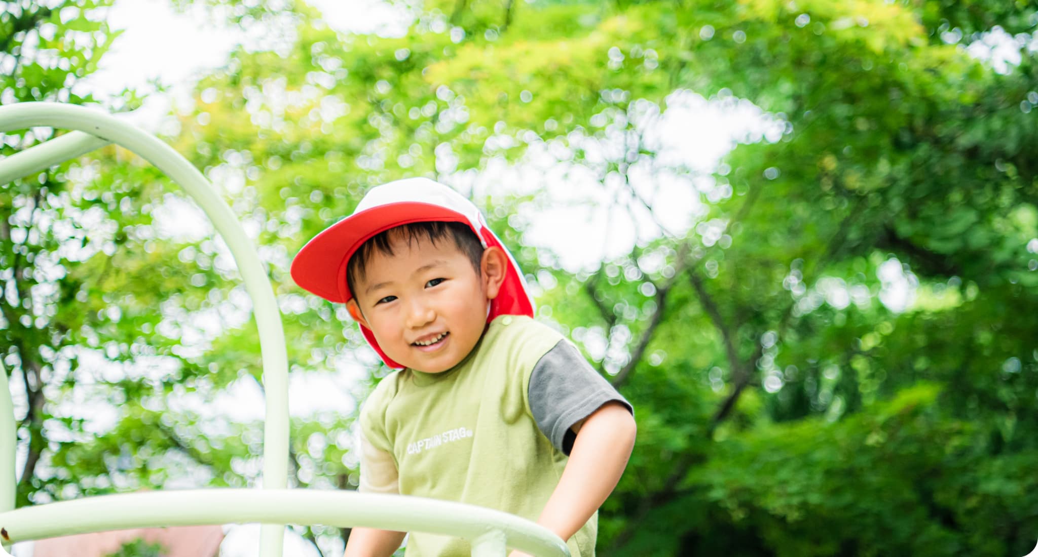 遊具で遊ぶ園児