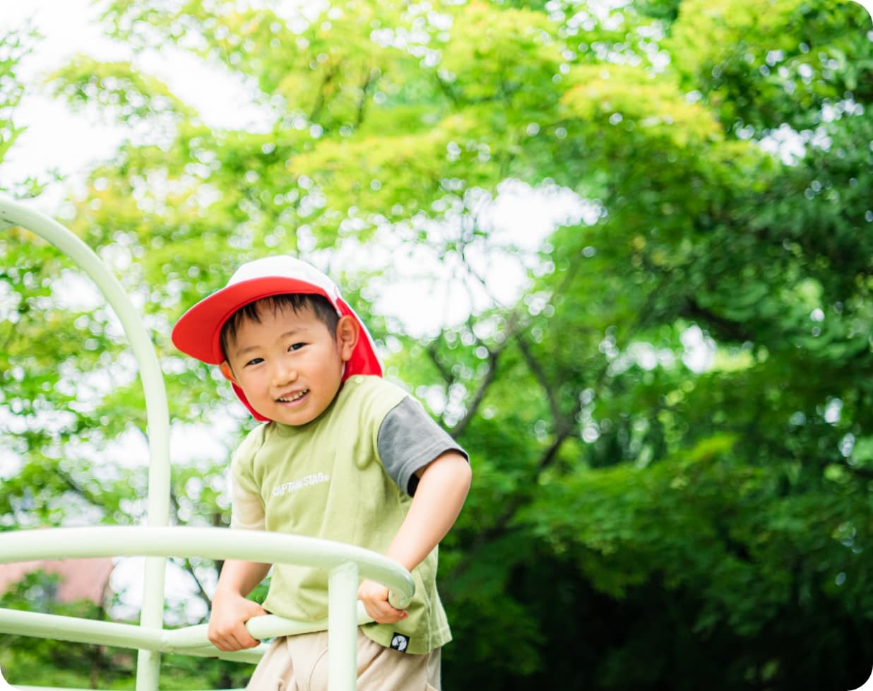 遊具で遊ぶ園児